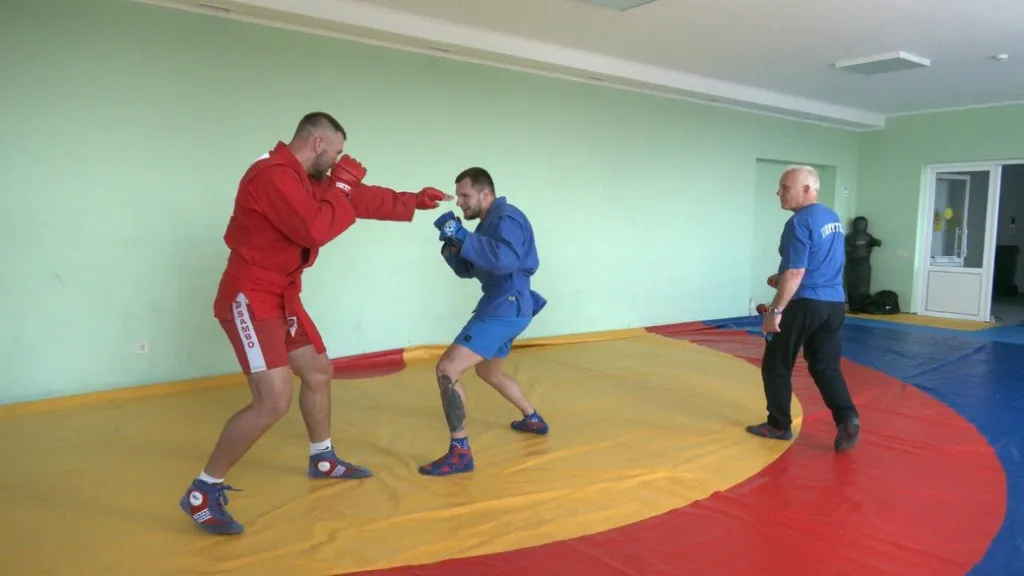 Вінницький самбіст Петро Давиденко після тріумфу в Китаї готується до чемпіонату світу Вінницький самбіст Петро Давиденко після тріумфу в Китаї готується до чемпіонату світу