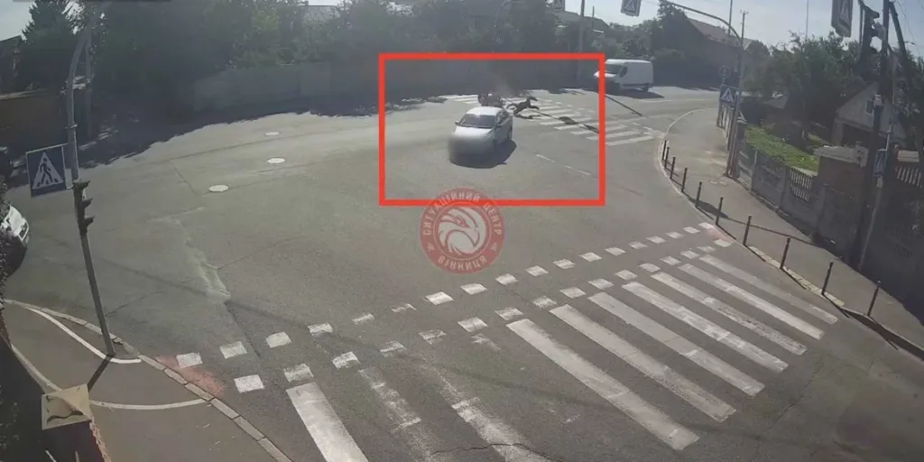 У Вінниці мотоцикліст зіткнувся з легковиком на перехресті