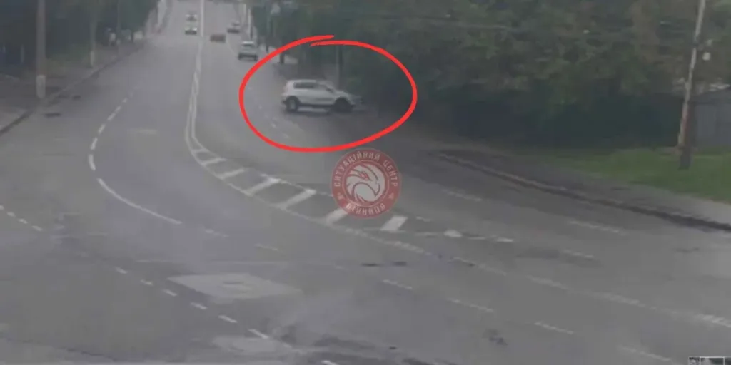 У Вінниці легковик врізався в електроопору: водій не постраждав