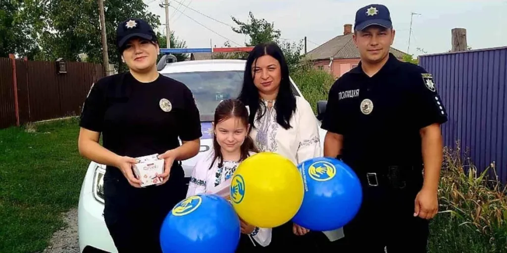 На Вінниччині поліцейські відвезли доньку загиблого військового на перший дзвоник