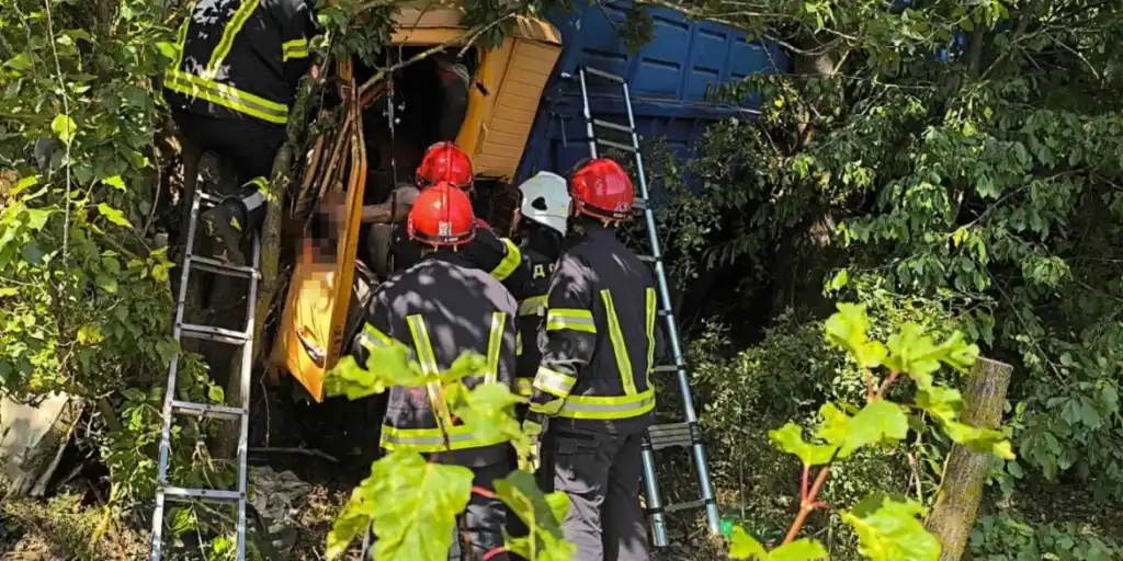 На Вінниччині вантажівка з’їхала в кювет і врізалася в дерево: водія вирізали з кабіни На Вінниччині вантажівка з’їхала в кювет і врізалася в дерево: водія вирізали з кабіни