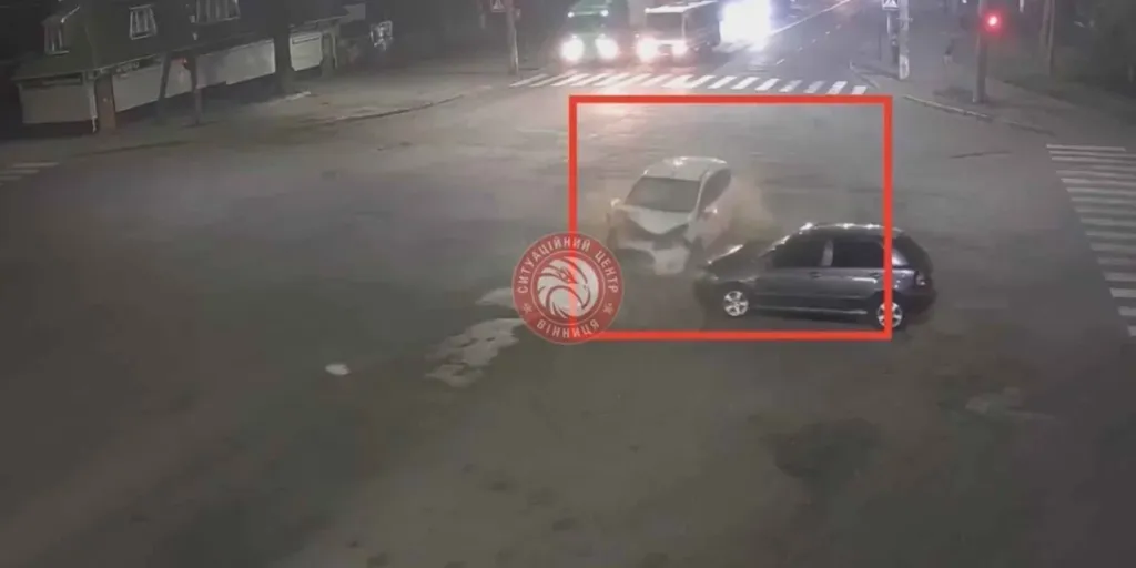 У Вінниці на перехресті зіштовхнулися Skoda та Ford: є постраждалі
