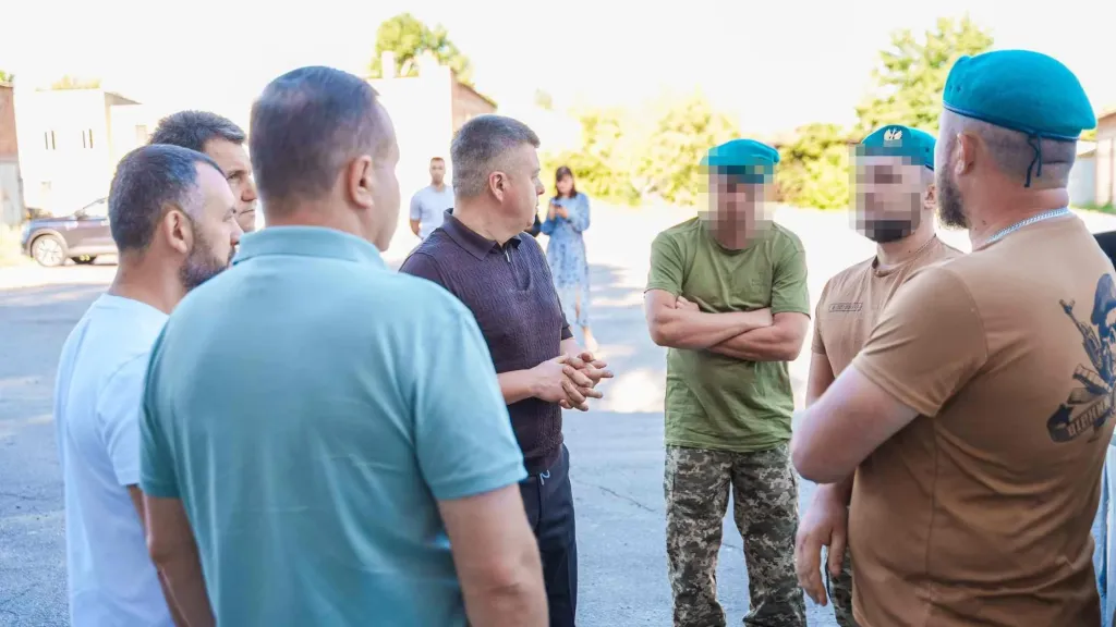 Вінниця передала морпіхам 37-ї бригади два позашляховики для фронту