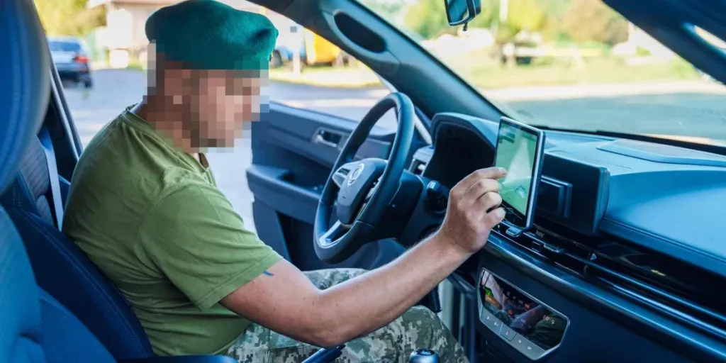 Вінниця передала морпіхам 37-ї бригади два позашляховики для фронту