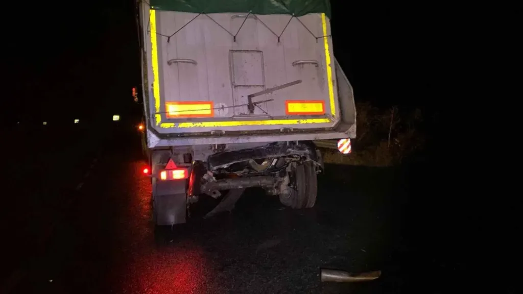 На Вінниччині Skoda врізалася у вантажівку: постраждав водій з Немирова На Вінниччині Skoda врізалася у вантажівку: постраждав водій з Немирова