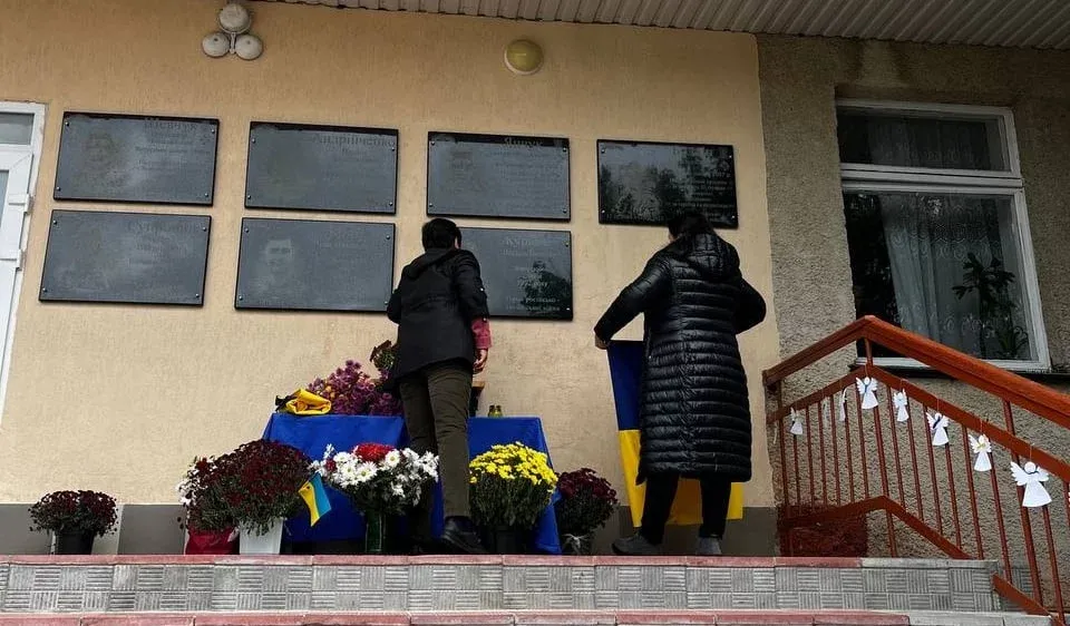 У Дубовомахаринецькій гімназії відкрили меморіальні дошки на честь загиблих випускників-Героїв