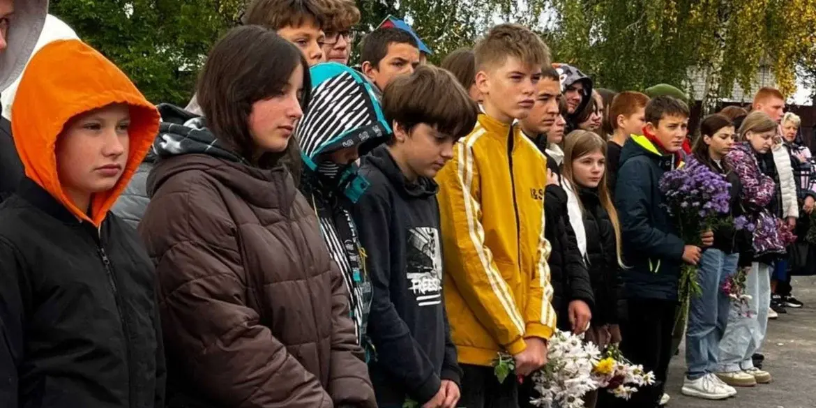 У Дубовомахаринецькій гімназії відкрили меморіальні дошки на честь загиблих випускників-Героїв У Дубовомахаринецькій гімназії відкрили меморіальні дошки на честь загиблих випускників-Героїв