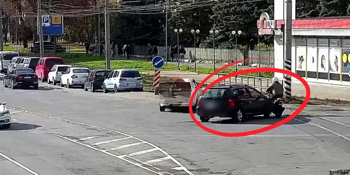 У Вінниці камери спостереження зафіксували зіткнення авто та мотоцикла