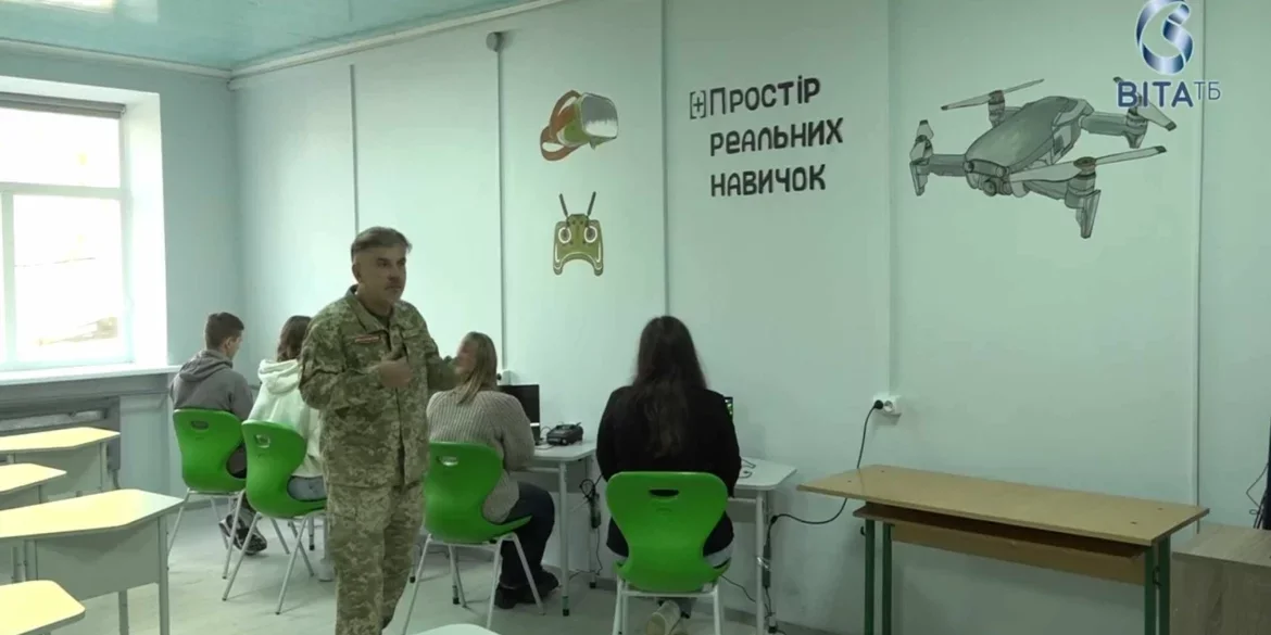У Літинській громаді старшокласників вчать управляти дронами