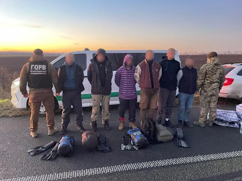 На Вінниччині зупинили авто з чоловіками мобілізаційного віку, яких везли до кордону