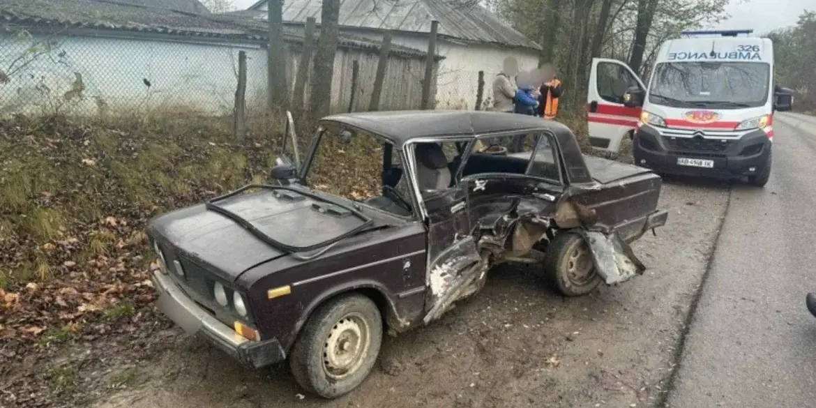 Поліція Вінниччини встановлює обставини ДТП, в якій травмувався водій легковика