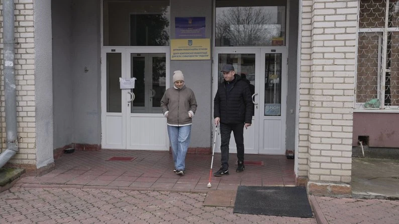 “Життя триває навіть у темряві”: як у Вінниці допомагають людям, які втратили зір