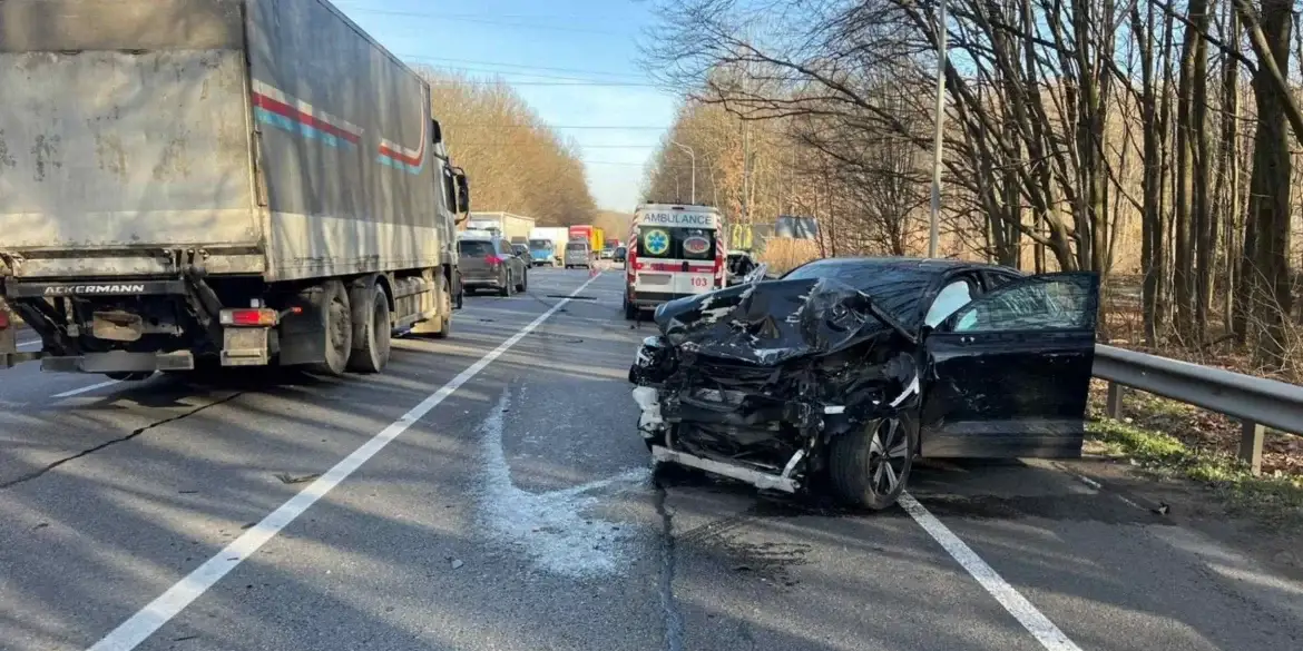 На об’їзній дорозі у Вінниці трапилась смертельна ДТП Сьогодні 12:35 На об’їзній дорозі у Вінниці трапилась смертельна ДТП Сьогодні 12:35