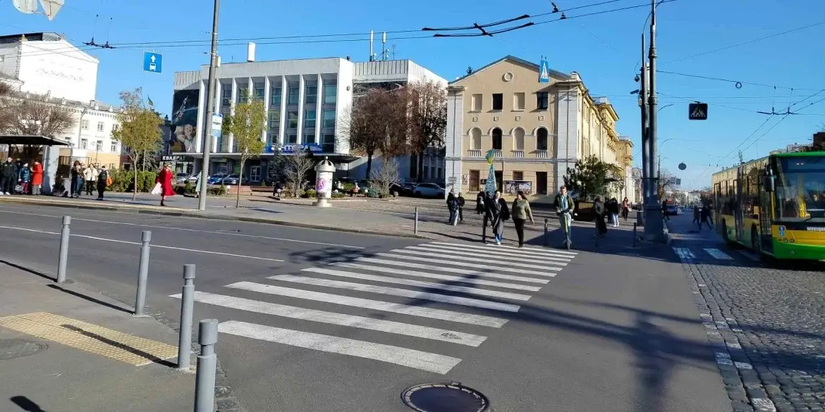 У Вінниці триває облаштування доступного простору на частині Майдану Небесної сотні