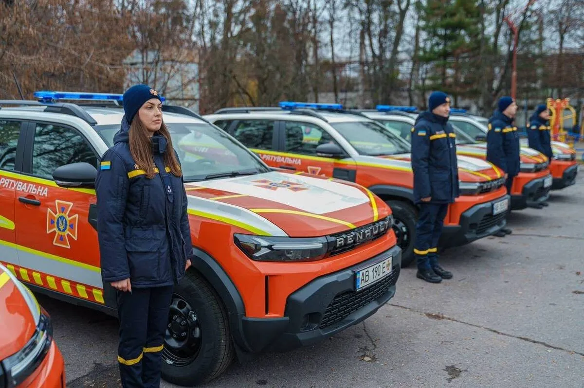У Вінниці офіцери-рятувальники отримали нові службові авто