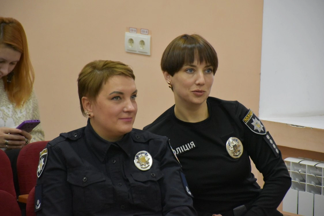 Для фахівців соціальної сфери Вінниці провели тренінг про роботу поліції з дотримання прав людини, протидії домашньому насильству та ювенальної превенції Для фахівців соціальної сфери Вінниці провели тренінг про роботу поліції з дотримання прав людини, протидії домашньому насильству та ювенальної превенції