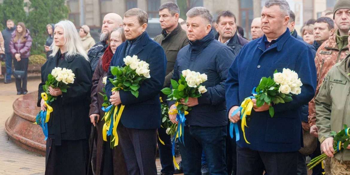 У День Гідності та Свободи вінничани вшанували пам’ять полеглих Героїв Небесної Сотні У День Гідності та Свободи вінничани вшанували пам’ять полеглих Героїв Небесної Сотні