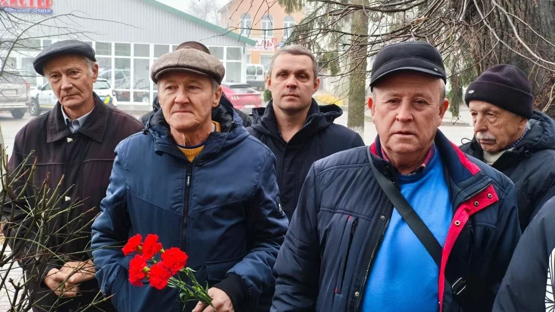 У Хмільнику відкрили меморіальну дошку фундатору Меморіального парку памʼяті жертв нацизму