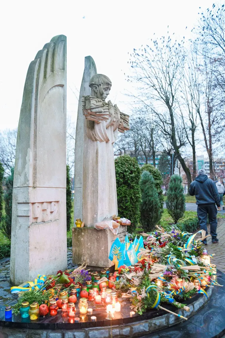 Пам’ять сильніша за морок: у Вінниці вшанували пам’ять жертв голодоморів