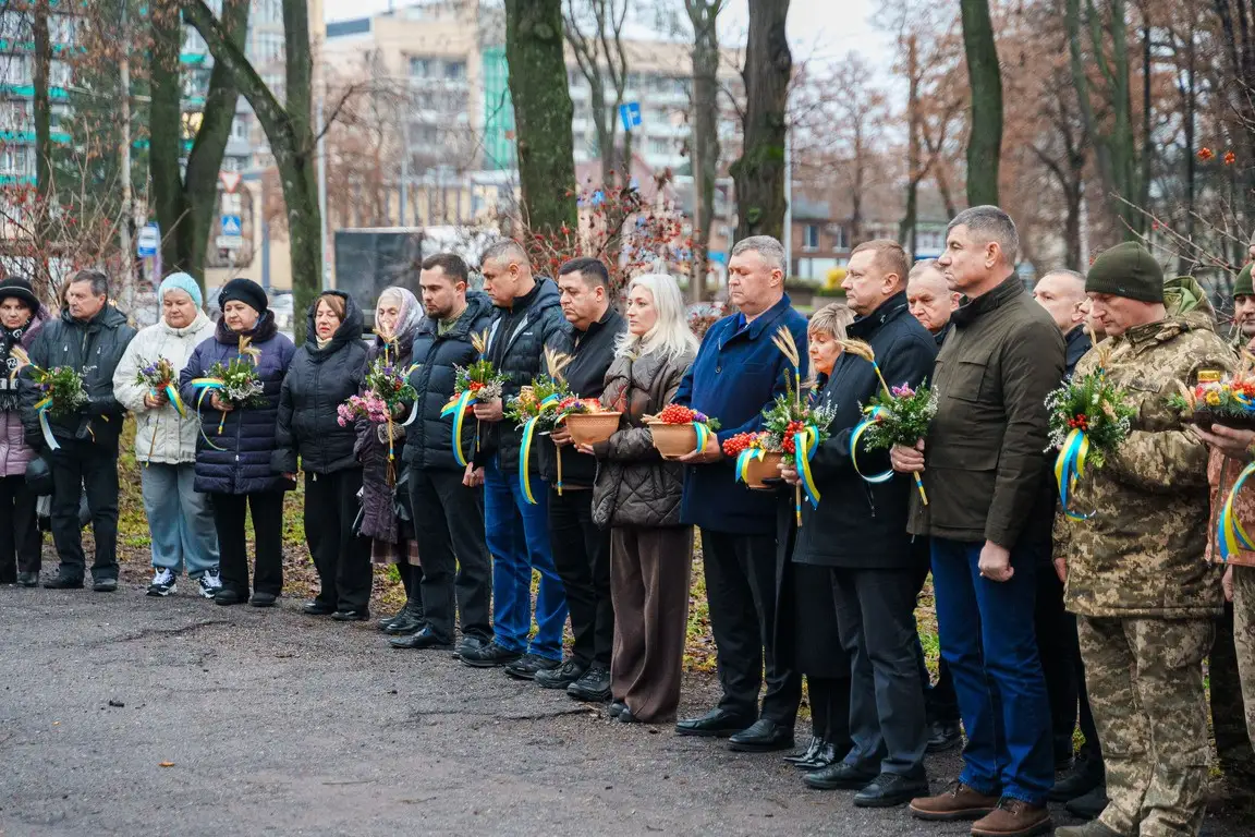 Пам’ять сильніша за морок: у Вінниці вшанували пам’ять жертв голодоморів Пам’ять сильніша за морок: у Вінниці вшанували пам’ять жертв голодоморів