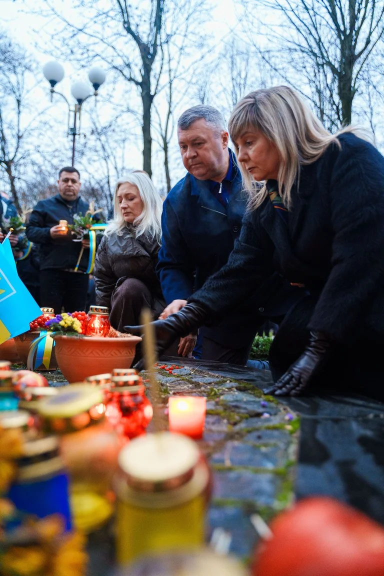 Пам’ять сильніша за морок: у Вінниці вшанували пам’ять жертв голодоморів Пам’ять сильніша за морок: у Вінниці вшанували пам’ять жертв голодоморів