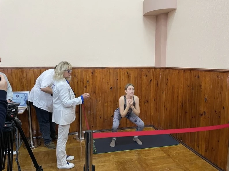 Присіла 2003 рази: вінничанка встановила рекорд України з безперервних присідань Присіла 2003 рази: вінничанка встановила рекорд України з безперервних присідань