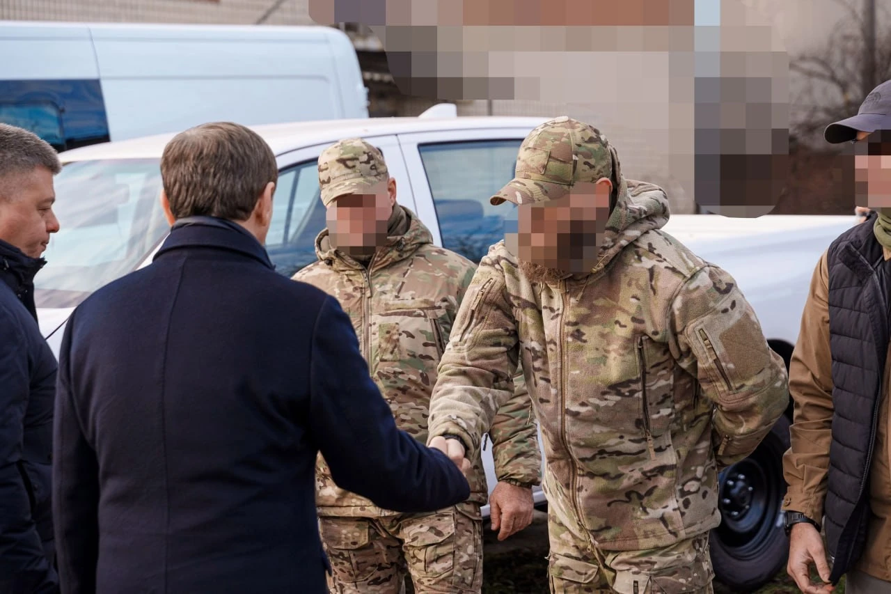 Команда Міжрегіонального координаційного гуманітарного штабу передала захисникам ще два пікапи, спеціалізований автомобіль та розвідувальні дрони
