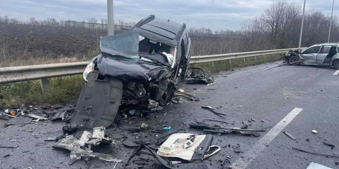 У Вінницькому районі сталась потрійна аварія, дві людини госпіталізовані