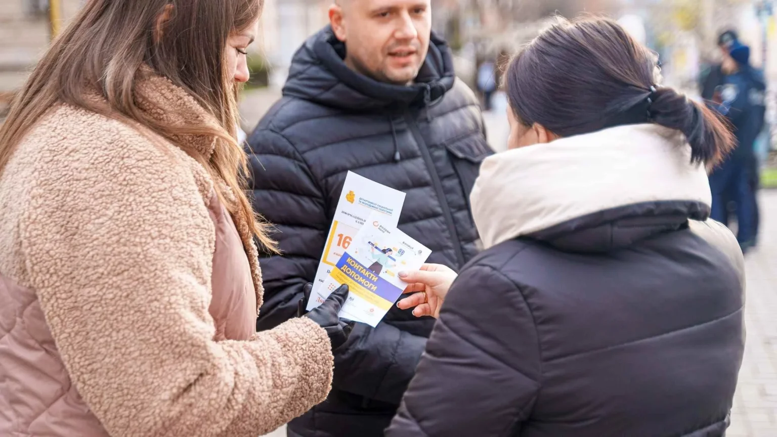16 днів проти насильства: у Вінниці відбулась інформаційна акція та виставка «Річ у тім» 16 днів проти насильства: у Вінниці відбулась інформаційна акція та виставка «Річ у тім»