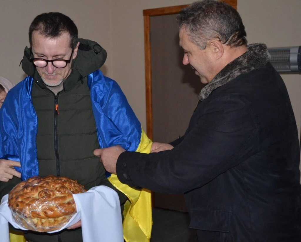 У Ямпільській громаді після двох років полону зустріли захисника У Ямпільській громаді після двох років полону зустріли захисника