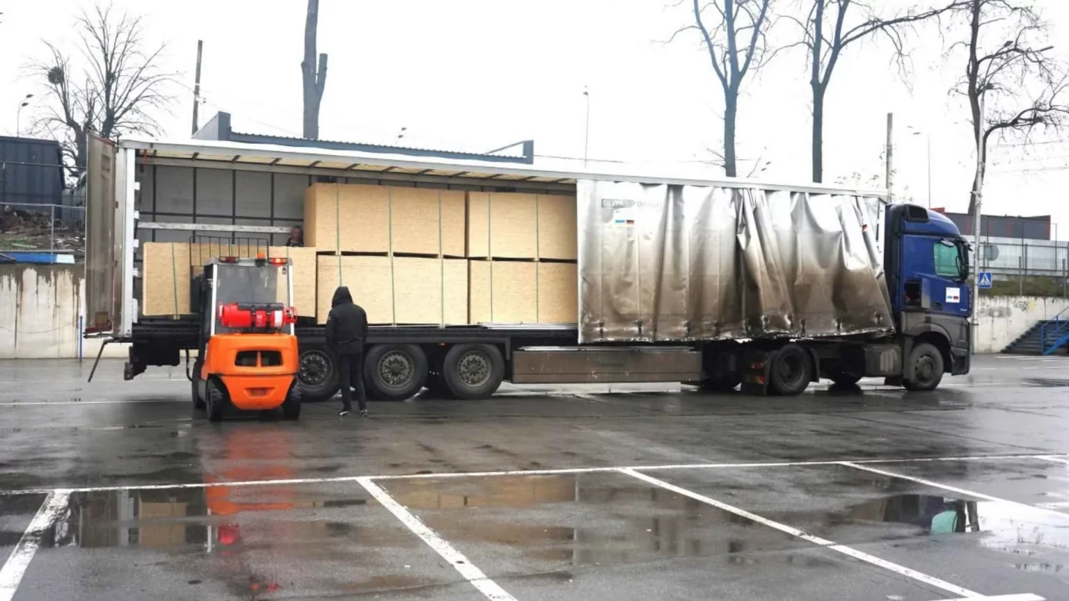Для ліквідації наслідків ворожих обстрілів Вінниця передала Балаклії тисячу OSB плит Для ліквідації наслідків ворожих обстрілів Вінниця передала Балаклії тисячу OSB плит