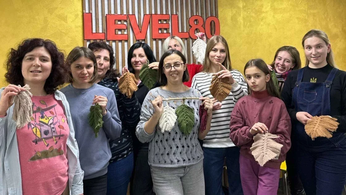 Творчий вечір у «Level 80»: вінничани навчились створювати декоративні «Пір’їнки» Творчий вечір у «Level 80»: вінничани навчились створювати декоративні «Пір’їнки»