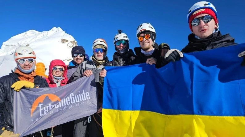 Підіймався майже дві доби: 67-річний вінничанин розгорнув стяг з іменами полеглих захисників на гімалайській вершині