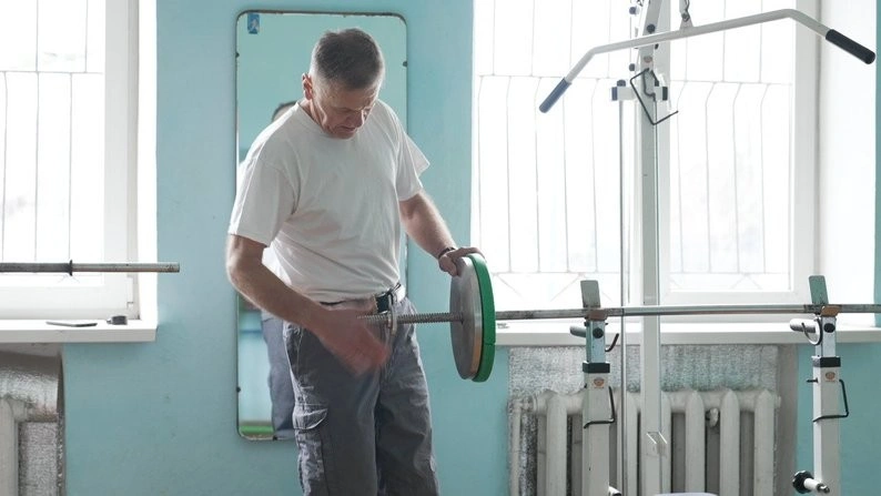 Підіймався майже дві доби: 67-річний вінничанин розгорнув стяг з іменами полеглих захисників на гімалайській вершині Підіймався майже дві доби: 67-річний вінничанин розгорнув стяг з іменами полеглих захисників на гімалайській вершині
