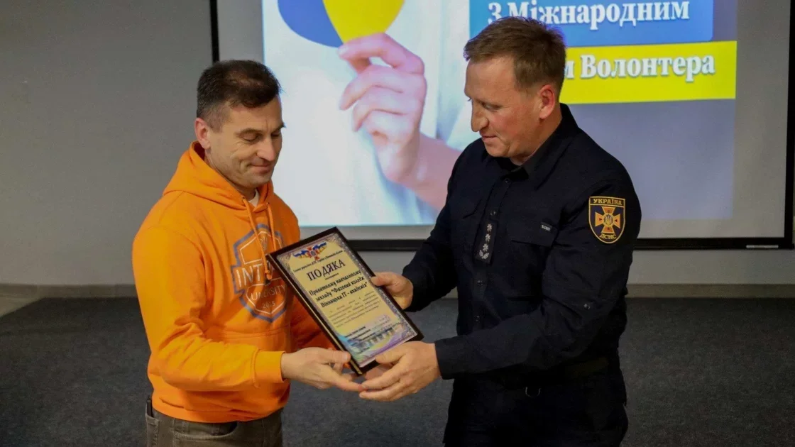 Вінницькі волонтери отримали подяки від рятувальтників, яких вони підтримують Вінницькі волонтери отримали подяки від рятувальтників, яких вони підтримують