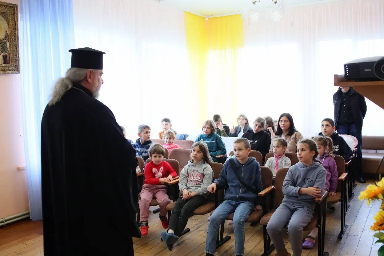 Вінницький митрополит привітав дітей, позбавлених батьківського піклування