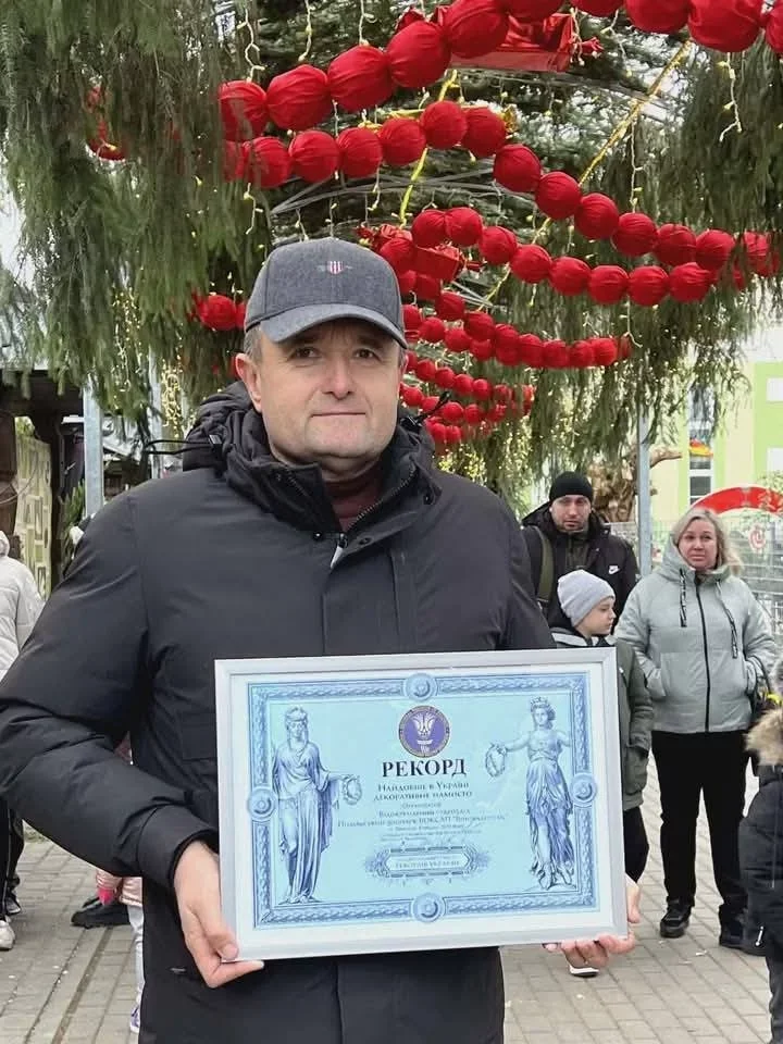 У Вінниці встановили рекорд найдовшого в Україні декоративного намиста У Вінниці встановили рекорд найдовшого в Україні декоративного намиста