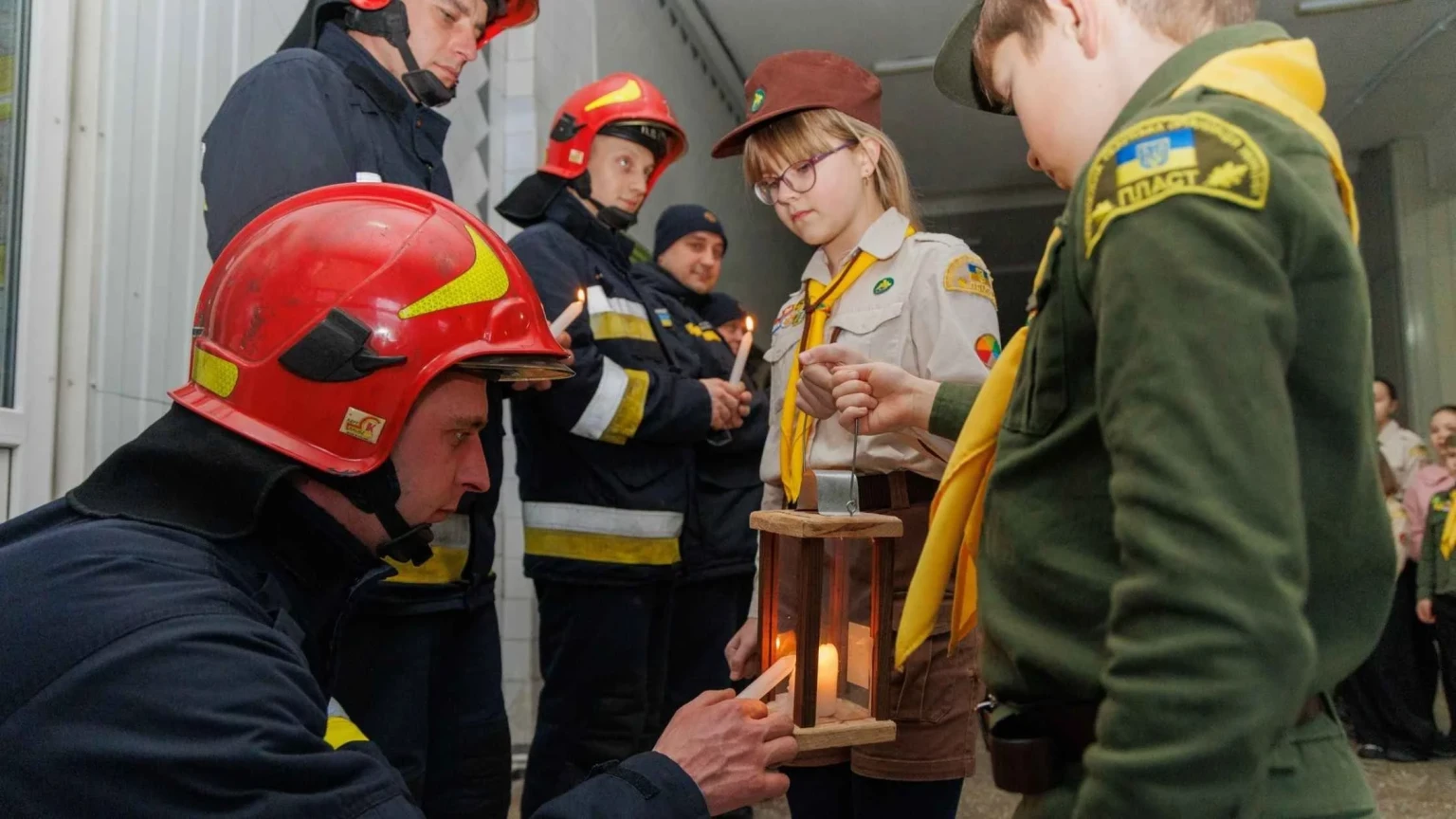 Вінницьким рятувальникам привезли Вифлеємський Вогонь Миру