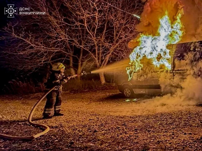 Сім пожеж за добу: вогонь пошкодив житло і транспорт у громадах Вінниччини Сім пожеж за добу: вогонь пошкодив житло і транспорт у громадах Вінниччини