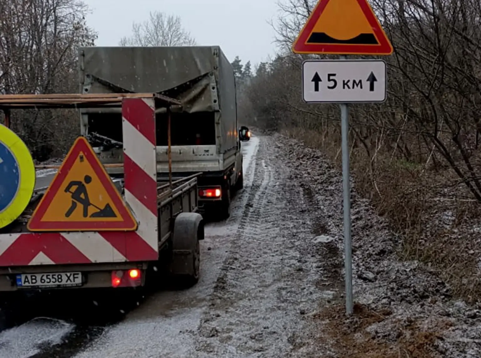 Морози посилюються: на автошляхах Вінниччини дорожники перейшли на цілодобовий режим