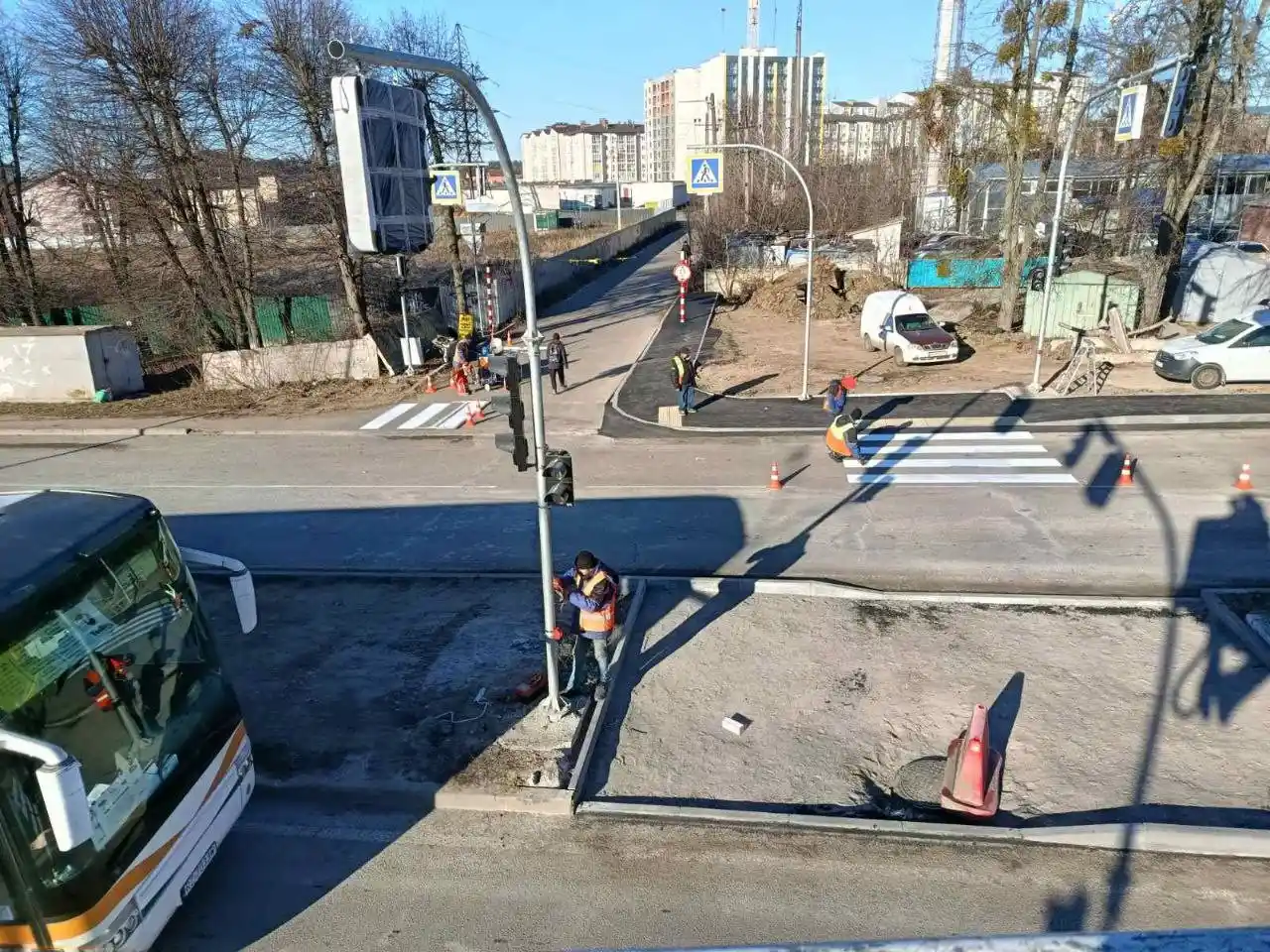 Світлофор замість ризику: на Барському шосе завершують облаштування безпечного переходу