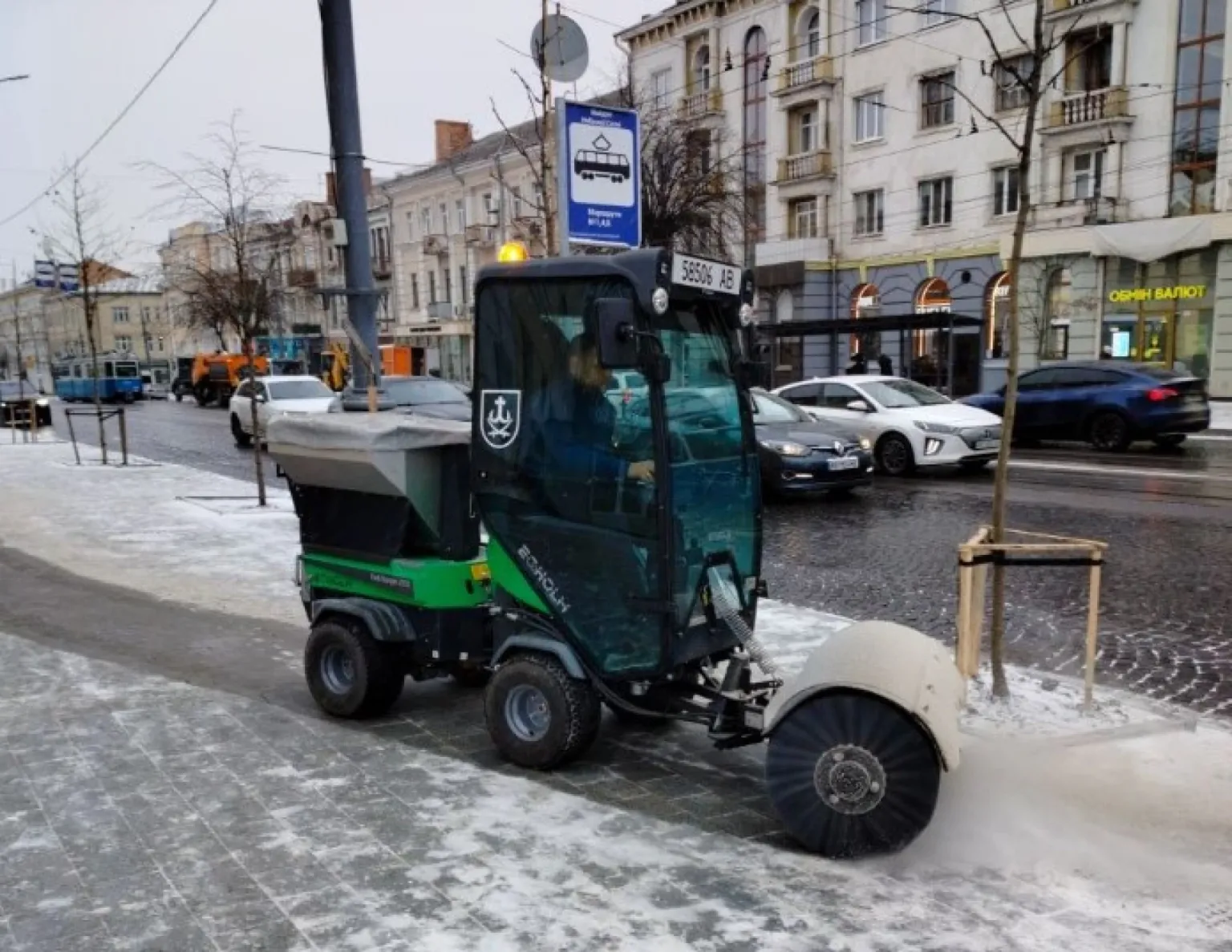 Зимові служби Вінниці вийшли на повний режим роботи через сніг і ожеледицю