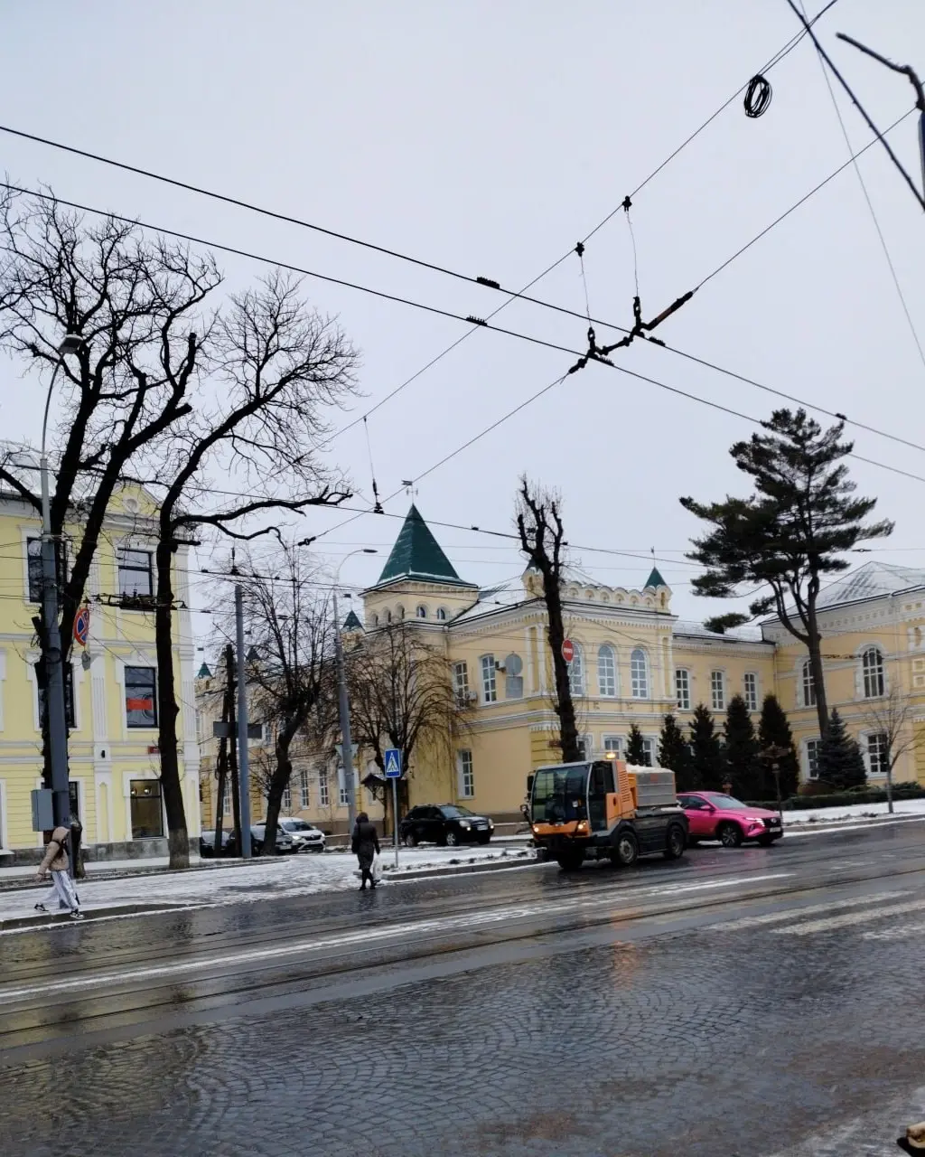 Зимові служби Вінниці вийшли на повний режим роботи через сніг і ожеледицю Зимові служби Вінниці вийшли на повний режим роботи через сніг і ожеледицю