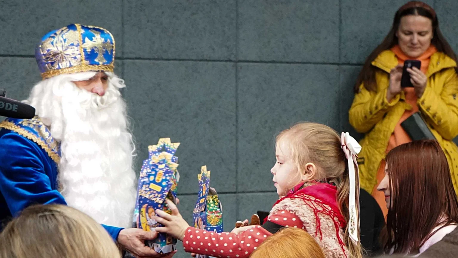 Казка як підтримка: у Вінниці діти пільгових категорій побували в ляльковому театрі