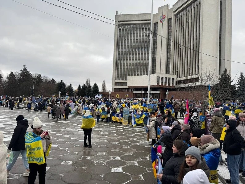Прапор пам’яті: у Вінниці провели акцію на підтримку військовополонених і зниклих безвісти