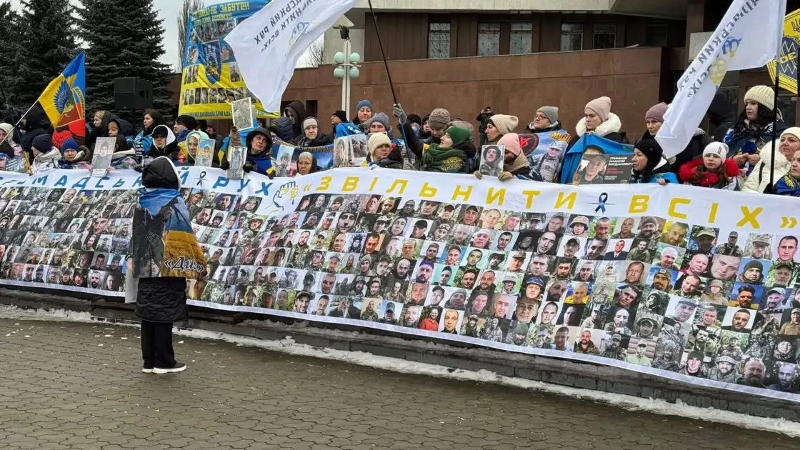 Прапор пам’яті: у Вінниці провели акцію на підтримку військовополонених і зниклих безвісти Прапор пам’яті: у Вінниці провели акцію на підтримку військовополонених і зниклих безвісти