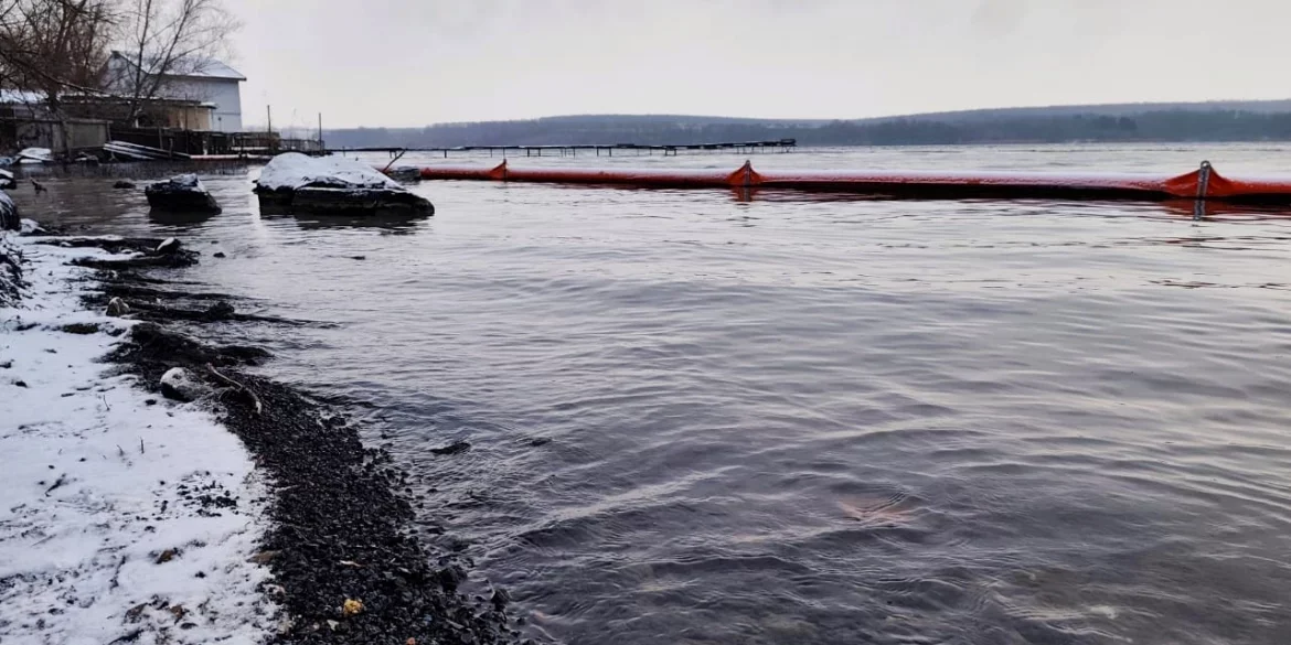 На Ладижинському водосховищі тривають роботи з очищення після витоку нафтопродуктів