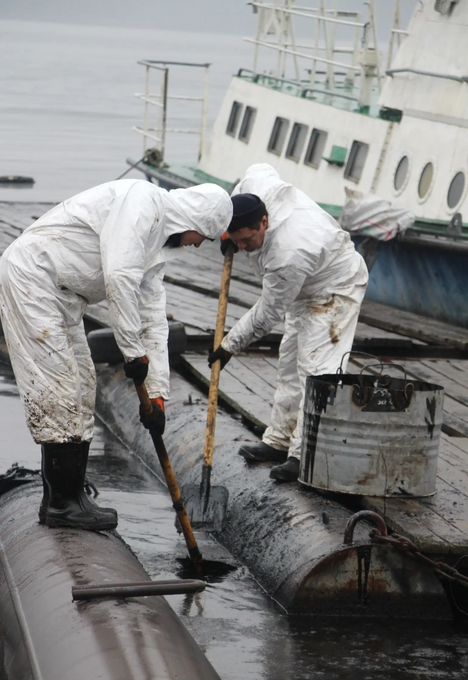 На Ладижинському водосховищі тривають роботи з очищення після витоку нафтопродуктів На Ладижинському водосховищі тривають роботи з очищення після витоку нафтопродуктів