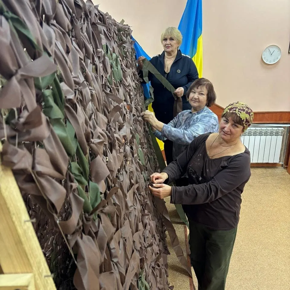 У Вінниці старші люди сплели для фронту понад сотню маскувальних сіток
