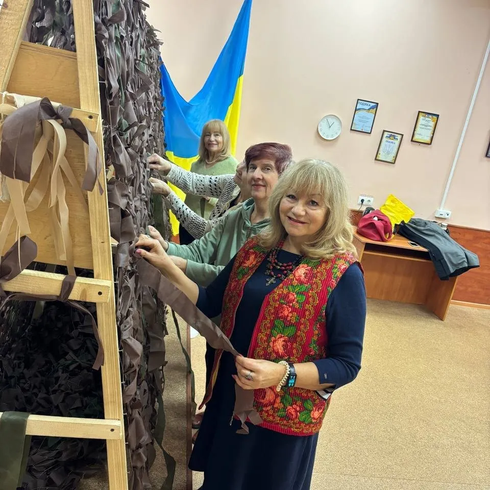 У Вінниці старші люди сплели для фронту понад сотню маскувальних сіток У Вінниці старші люди сплели для фронту понад сотню маскувальних сіток